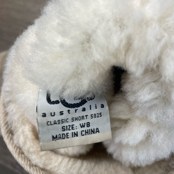 UGG Women’s Classic Short II Sheepskin Boot, size 8 - Picture 7 of 9